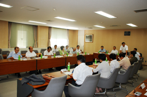 武蔵村山市議会交通対策特別委員会と意見交換会の写真