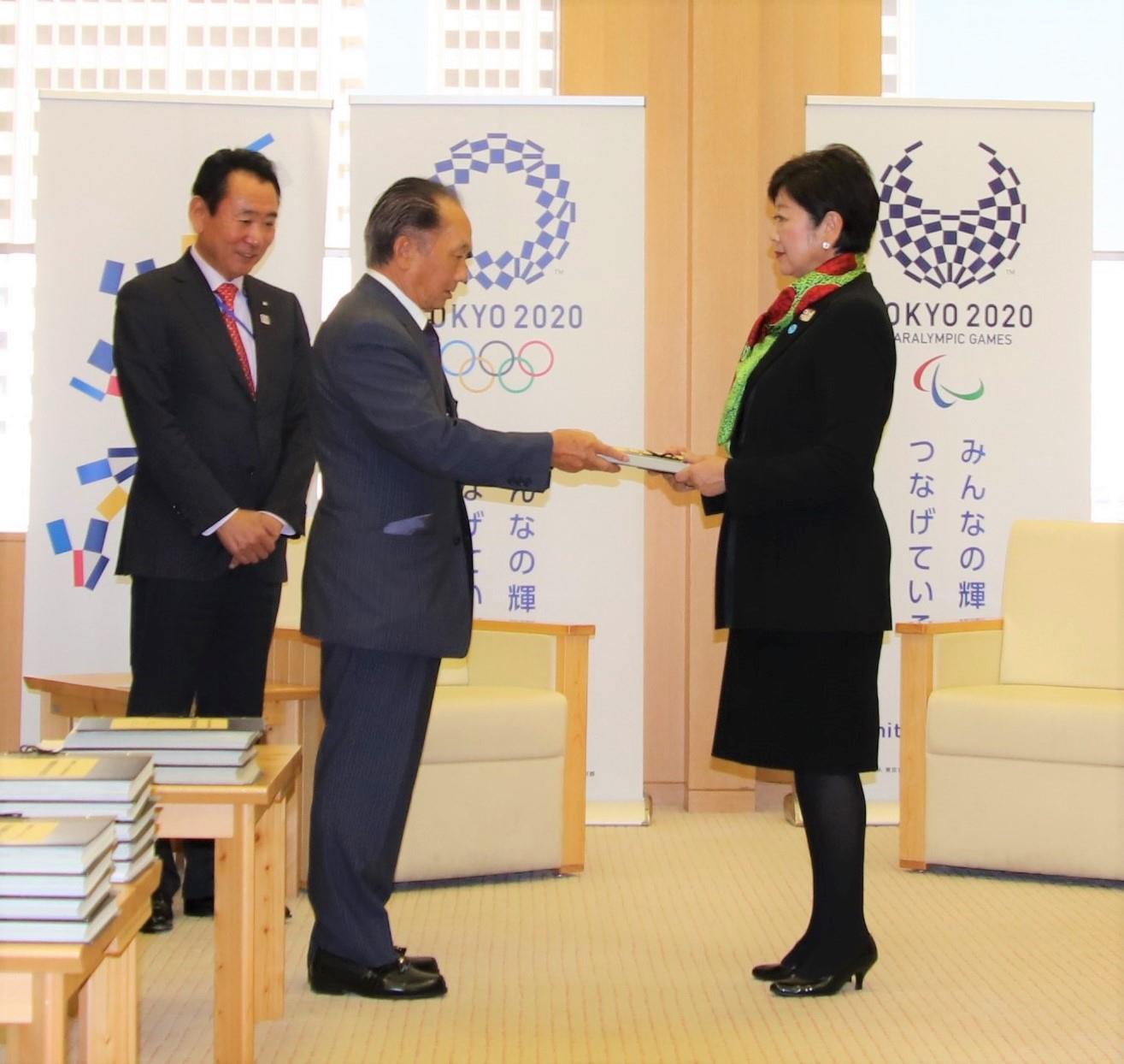 署名提出時写真　有志の会会長小峰氏と小池都知事