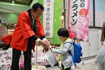 拝島駅シクラメンＰＲ