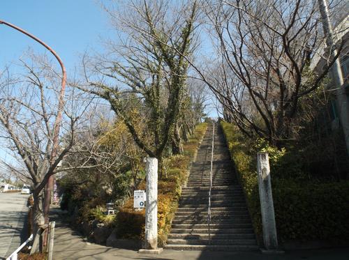 平和祈念碑への階段