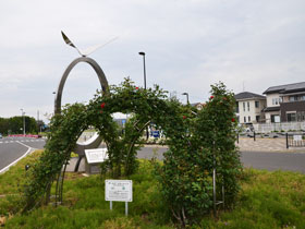 箱根ケ崎駅西口広場（5月7日撮影）